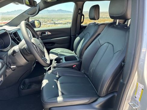New 2026 Chrysler Pacifica Select FWD image 8
