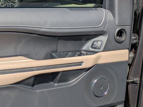 Used 2023 Ford Expedition XLT image 12