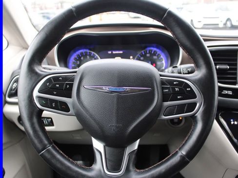 Used 2018 Chrysler Pacifica Touring-L Plus image 33
