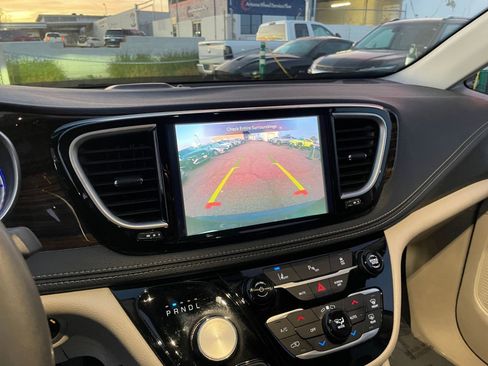 Used 2023 Chrysler Pacifica Limited image 18