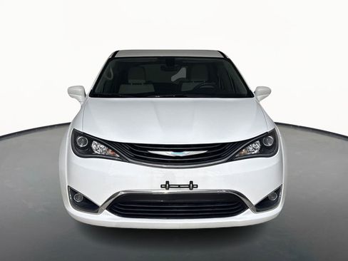 Used 2018 Chrysler Pacifica Touring Plus image 2