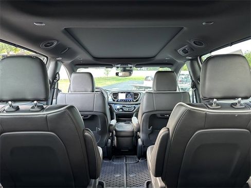 New 2026 Chrysler Pacifica Limited w/ S Appearance Package image 11