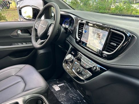 New 2026 Chrysler Pacifica Select image 30