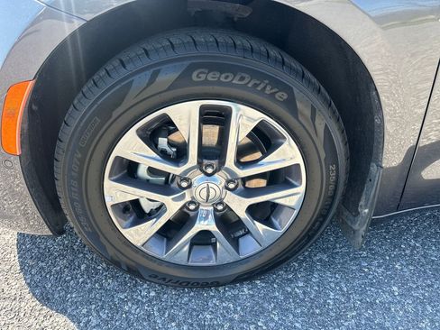 Used 2023 Chrysler Pacifica Pinnacle FWD image 12