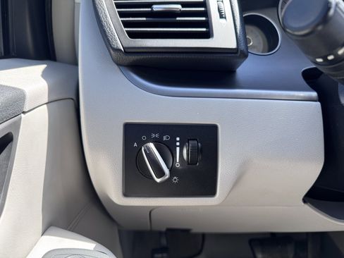 Used 2011 Volkswagen Routan SEL FWD image 15