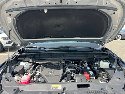 Used 2025 Toyota Highlander LE FWD image 29