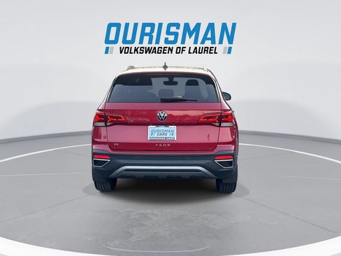 Used 2023 Volkswagen Taos SE w/ Panoramic Sunroof Package FWD image 7