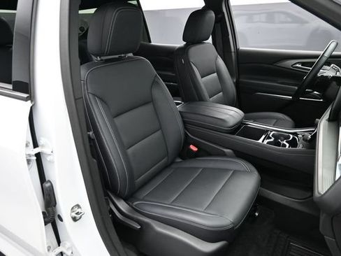 Used 2025 Chevrolet Traverse LT FWD image 34