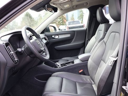 Used 2025 Volvo XC40 B5 Plus image 18