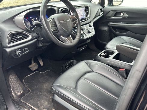 Used 2025 Chrysler Pacifica Select image 11
