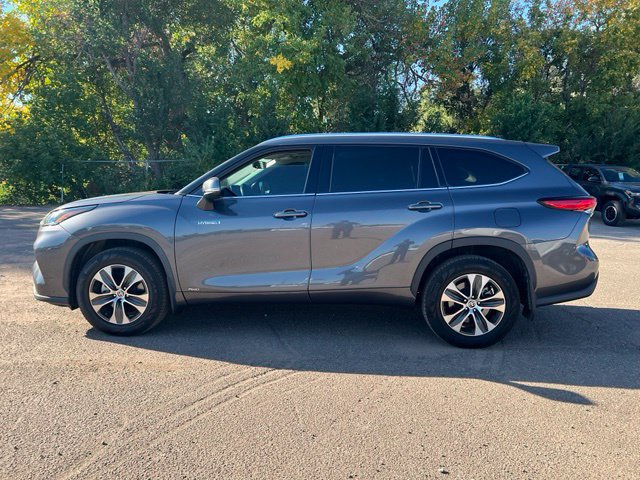 Used 2021 Toyota Highlander XLE AWD/4WD image 2