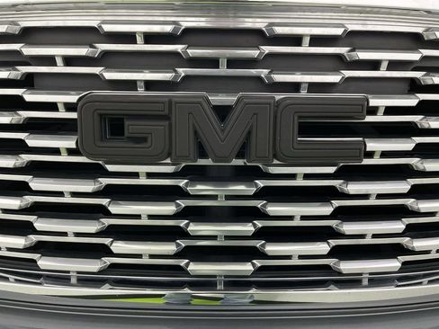 Used 2020 GMC Yukon Denali w/ Denali Premium Package image 13