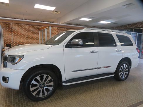 Used 2018 Toyota Sequoia Limited w/ Safety & Convenience Package AWD/4WD image 80