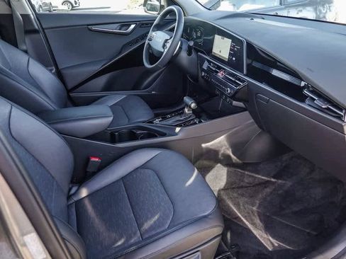 Used 2023 Kia Niro SX Touring image 16