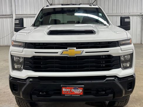 Used 2024 Chevrolet Silverado 2500 Custom AWD/4WD image 2