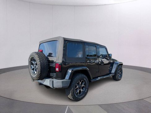 Used 2015 Jeep Wrangler Unlimited Sahara w/ Connectivity Group AWD/4WD image 5