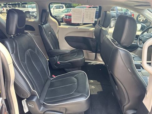 Used 2023 Chrysler Pacifica Limited FWD image 30
