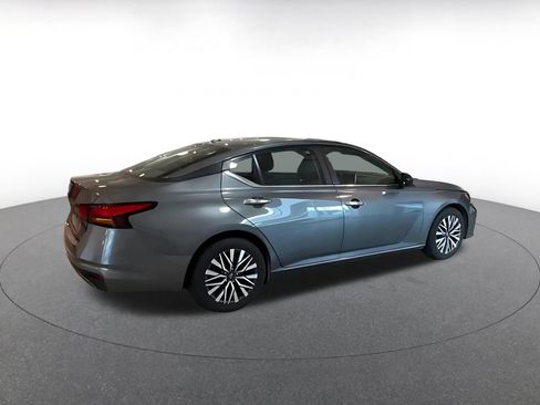 Used 2025 Nissan Altima 2.5 SV FWD image 11