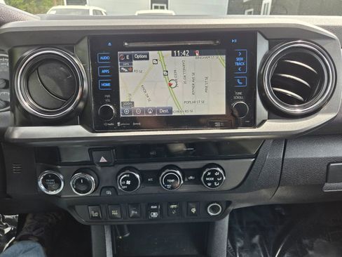 Used 2018 Toyota Tacoma TRD Off-Road w/ Technology Package AWD/4WD image 17