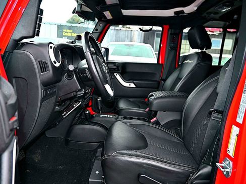 Used 2015 Jeep Wrangler Unlimited Sahara image 15