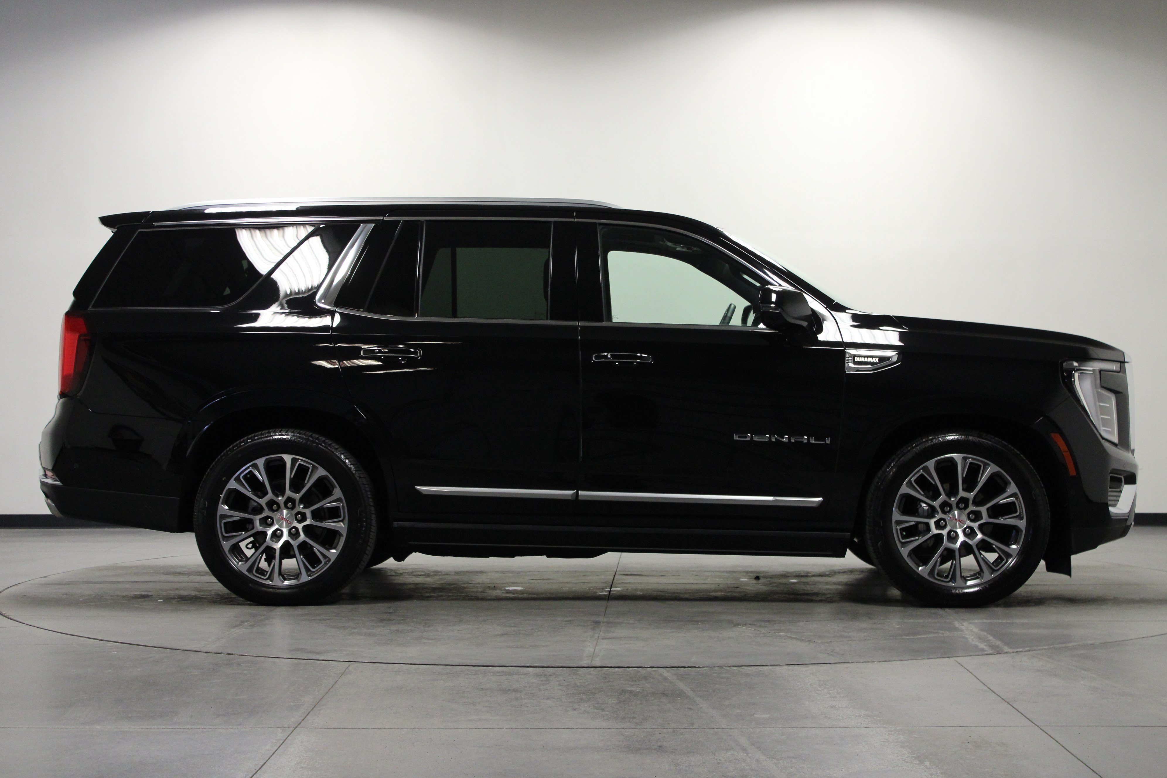 Used 2025 GMC Yukon Denali w/ Denali Reserve Package AWD/4WD image 3