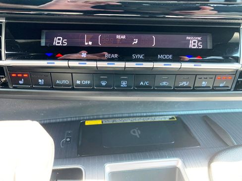 Used 2023 Toyota Sienna XSE AWD/4WD image 10