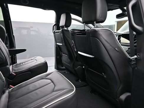 New 2026 Chrysler Pacifica Limited w/ Uconnect Theater Family Group image 19
