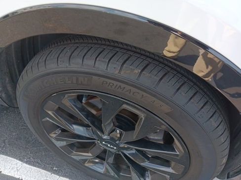 Certified 2022 Kia Sorento SX image 9