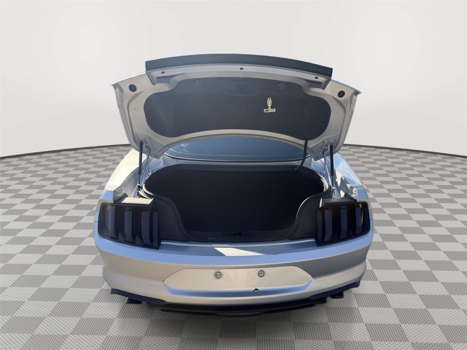 Used 2018 Ford Mustang Coupe RWD image 9