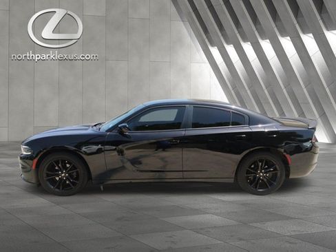 Used 2018 Dodge Charger SXT w/ Blacktop Package RWD image 1
