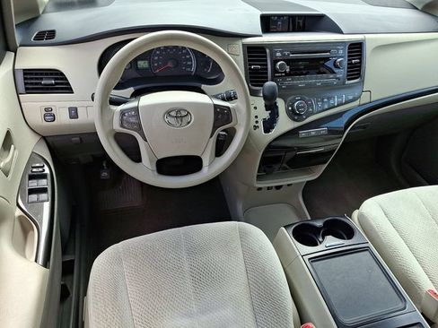 Used 2013 Toyota Sienna LE w/ Towing Pkg FWD image 2