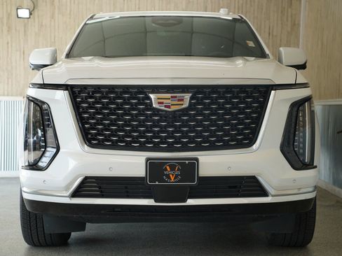 Used 2025 Cadillac Escalade Premium Luxury AWD/4WD image 3