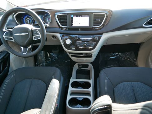 Used 2022 Chrysler Voyager LX image 10