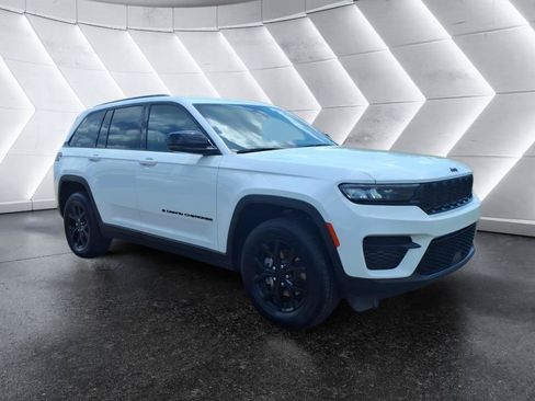 Used 2024 Jeep Grand Cherokee Altitude RWD image 7