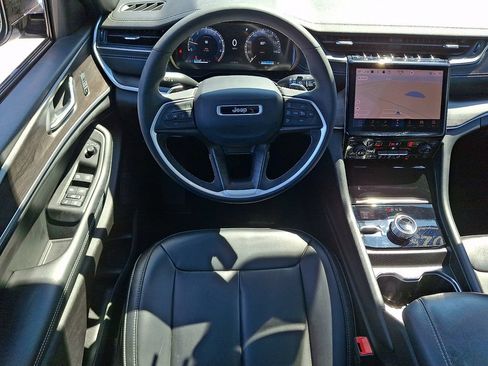 Used 2025 Jeep Grand Cherokee Limited AWD/4WD image 2