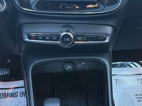 Used 2025 Volvo XC40 B5 Core image 17