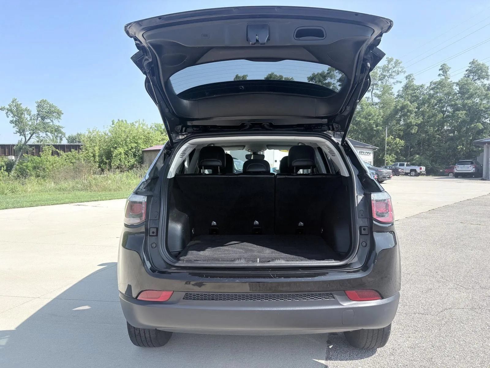 Used 2019 Jeep Compass Latitude w/ Popular Equipment Group AWD/4WD image 8