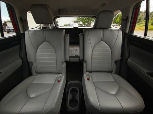 Used 2023 Toyota Highlander XLE FWD image 38