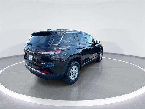 Used 2023 Jeep Grand Cherokee Laredo image 8