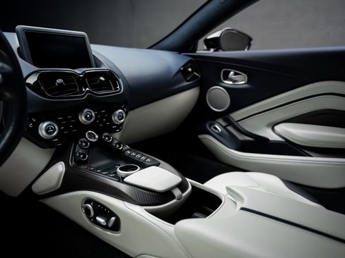 Used 2023 Aston Martin V8 Vantage Coupe RWD image 39