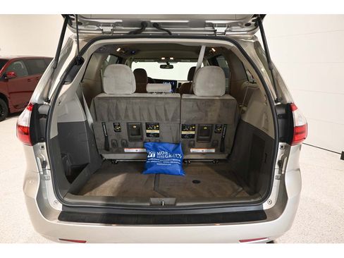 Used 2015 Toyota Sienna LE FWD image 25