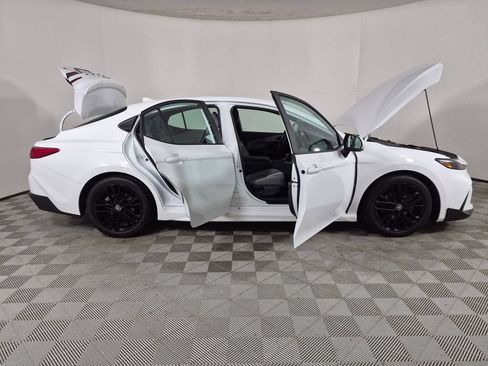 Used 2025 Toyota Camry SE FWD image 9