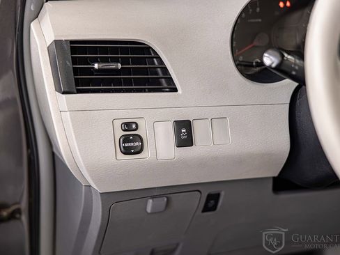 Used 2012 Toyota Sienna LE FWD image 19