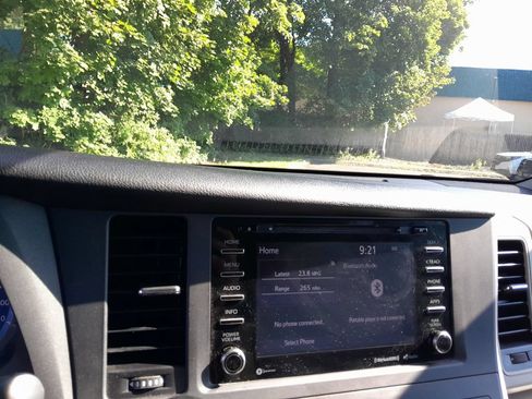 Used 2018 Toyota Sienna LE AWD/4WD image 24