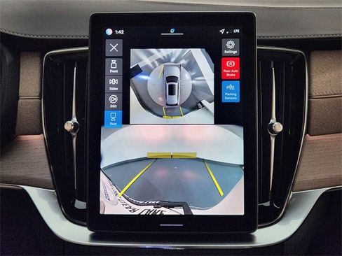 New 2026 Volvo XC90 B6 Plus w/ Protection Package Premier image 18