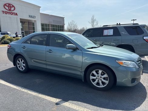 Used 2010 Toyota Camry LE image 1