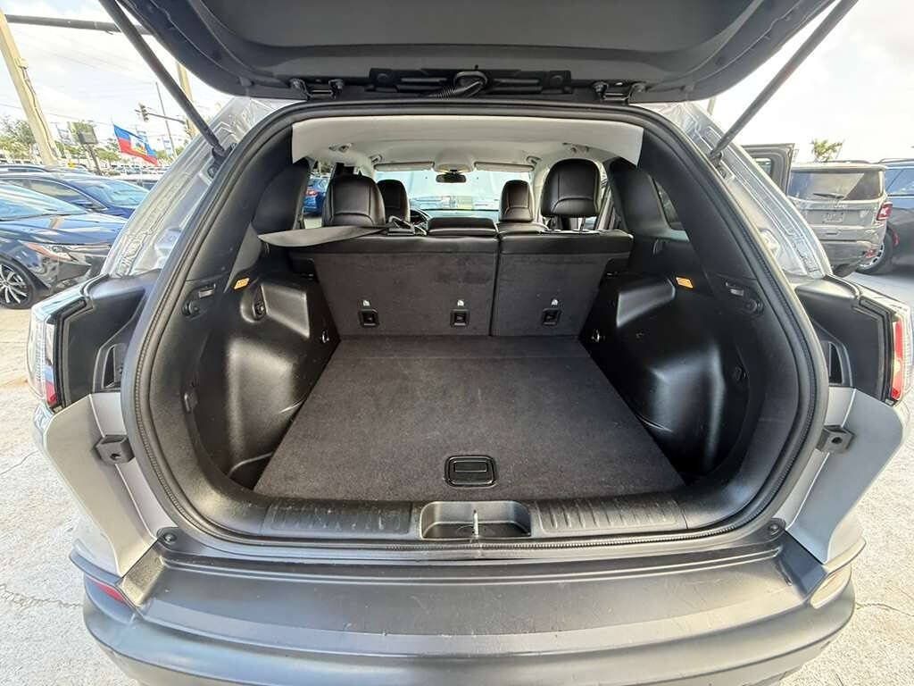 Used 2019 Jeep Cherokee Latitude Plus w/ Cold Weather Group AWD/4WD image 14