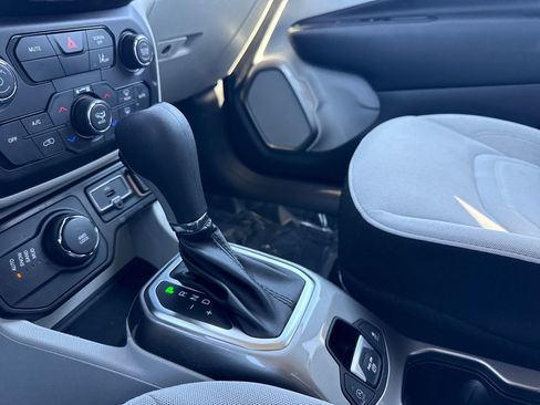 Used 2022 Jeep Renegade Latitude w/ Convenience Group AWD/4WD image 26