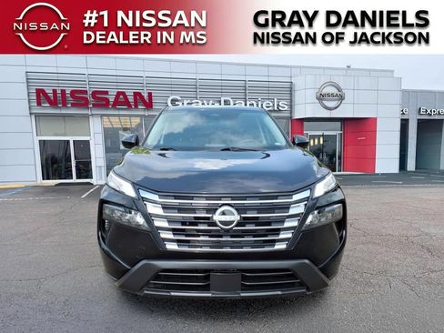Used 2025 Nissan Rogue SV FWD image 2