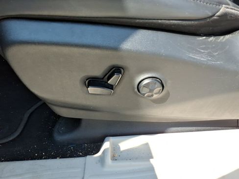 Used 2024 Chrysler Pacifica Touring-L FWD image 11